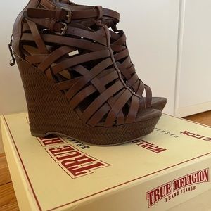 True religion brown leather wedge sandals